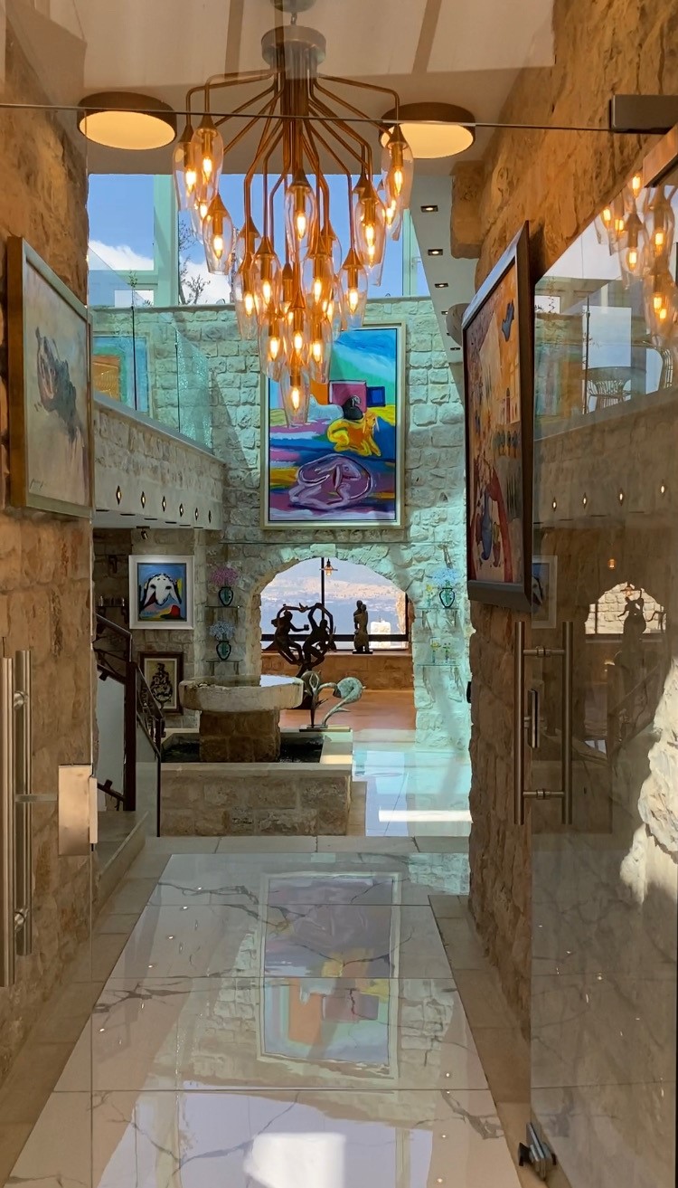 חלל הכניסה של בית אברהם, ביתו של עורך הדין אברהם (אבי) שדה בצפת העתיקה